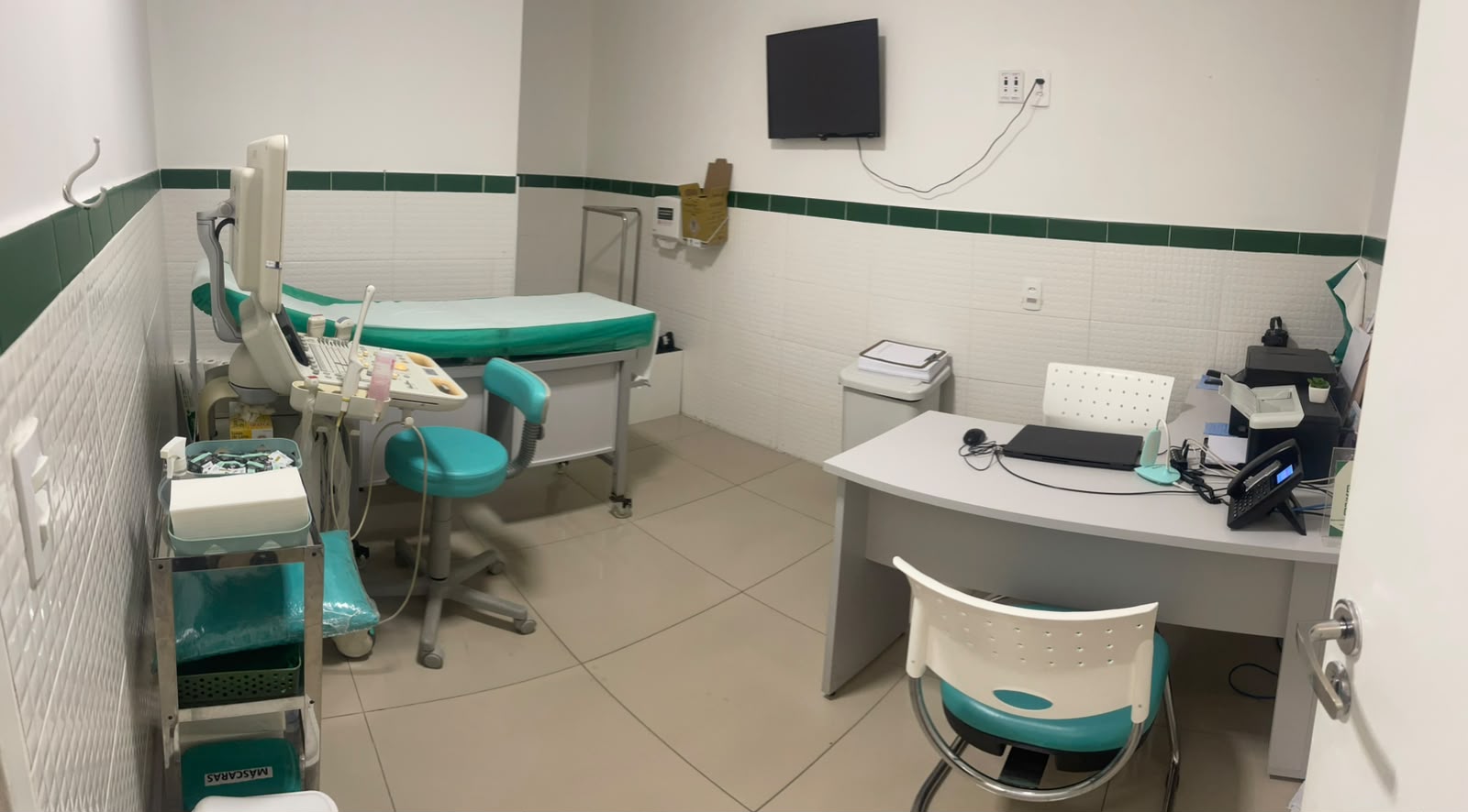 Consultório médico equipado